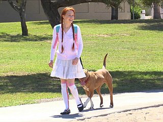 cutie Redhead đi ra ngoài chỉ để chơi xung quanh với các bộ phận riêng tư của mình