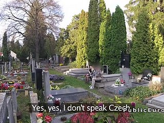 Вдова сосет большой член в кладбище