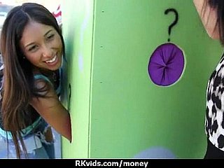 Sexy эксгибиционист GFs платят деньги за какой-то общественный траха 18