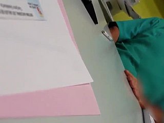 Врач мастурбирует перед пациентом