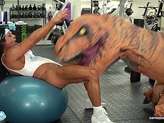 Camsoda  - ホット熟女STEPMOMリアルジムセックスでTREXによって犯さ