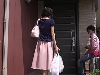 Mature Rumi Mochizuki biết làm thế nào để xử lý một vòi nước cứng