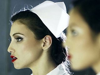 enfermeiros Kinky no centro médico foda um paciente com strapon
