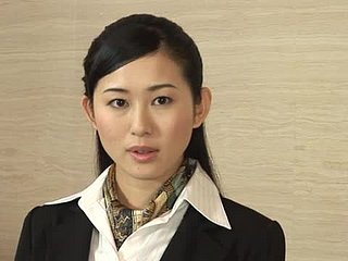 Mio Kitagawa L'employé de l'hôtel suce la bite d'un client