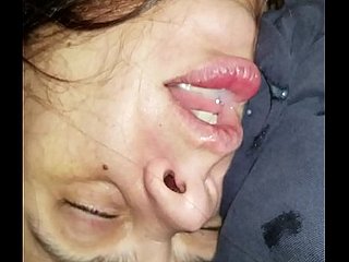 Давая ей глоток, пока она р. др.