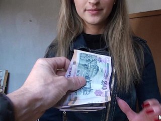 Melanie在Hardcore Pov中吹来，为金钱而变得糟糕的钱