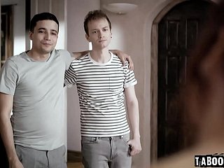 Два молодых злых братья -пап -брата Рики Испанский и Алекс Джетт дважды проникают в свой путь пожилой мамы Сирен де Мер, чтобы раскрыть свои разочарования!