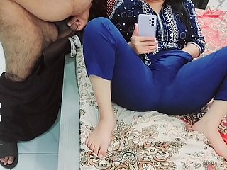 Мой отчим поймал меня, смотрю порно на мобильных устройствах и наказал меня как сука с аудио хинди