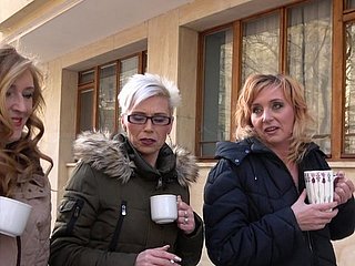 أنجليكا تستمتع أثناء التخلص من المجموعة في غرفة المعيشة