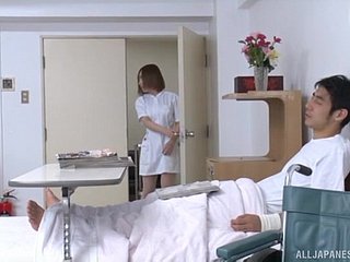 Porno d'hôpital agité entre une infirmière japonaise chaude et un what really happened