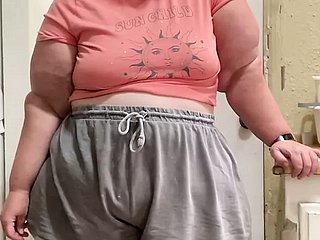 一个害羞的甜蜜快乐的ssbbw炫耀她的妖ure曲线
