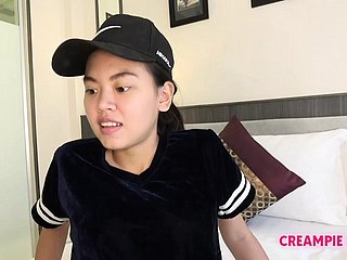 タイの女の子はビーバーをトリミングし、クリームプアーになります
