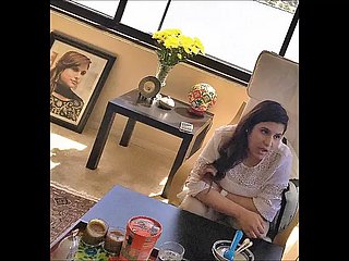 دیسی پاکی بیوی عائشہ اپنے شوہر کے لئے عریاں رقص کرتی ہیں
