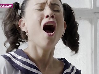 هزة النشوة المتشددين مع تأثيري في سن المراهقة كوزبلاي ، امرأة سمراء آسيوية مع أسلاك التوصيل المصنوعة من الأريكة النشوة الرطبة