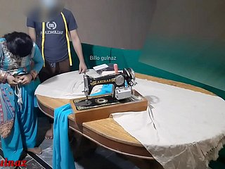 desi家庭主妇裁缝操了非常热又清晰的印地语音频。DesiIndian Bhabhi去缝合衣服，然后裁缝操了她