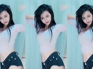 Las chicas chinas saltan sobre los techos ardientes