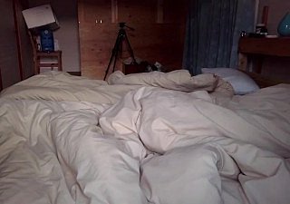 脱掉你妻子的内裤并插入。早上的例行公事她是死鱼