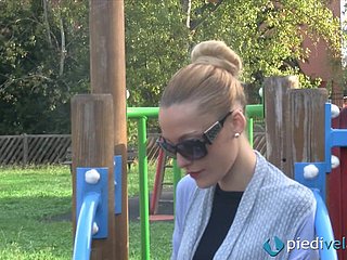 Fetysz stóp around coś dla pięknej blondynki w miejscach publicznych