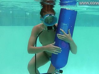 Ungarische Schönheit fickt unter Wasser einen Dildo