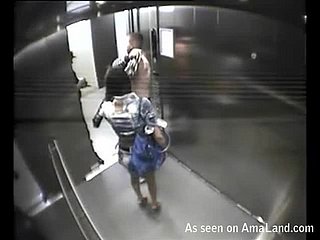 Morena gostosa dando no namorado no elevador