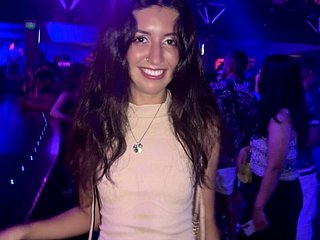 Fodeu a gracinha em todos os buracos do banheiro da boate