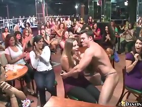 خوبصورت خواتین ان کی ڈک چوس مہارت دکھانے کے