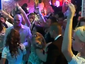 pengantin Mind-blowing fucking di khalayak ramai