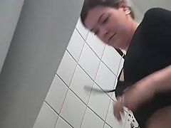 女孩性感的屁股撒尿