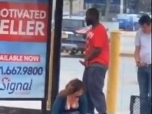 Chubby cogido en una parada de autobús