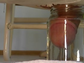 piqûre minuscule shrinkled éjacule dans un bocal avec de l'eau
