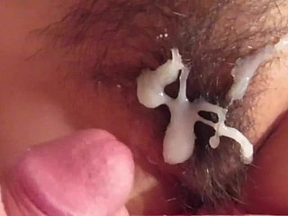 射精在多毛的阴户上