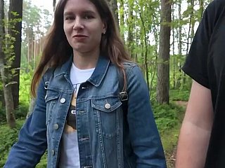 Я кончил ей в рот в лесу