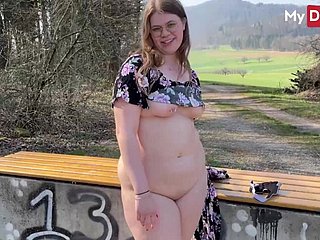 丰满业余美女在森林里被干