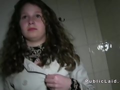 وكيل العام الملاعين في سن المراهقة في غرفة الصالة الرياضية تغيير