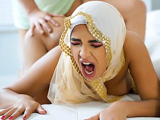 Muslim Comel Dengan Tetek Berair Babi Bintang Bengkok Lebih Dan Mengambil Kontol Gemuk Dalam Bokongnya - Hijab Hookup