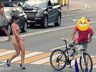 제니가 공공장소에서 옷을 벗는 모습이 숨겨진 카메라에 포착됐다