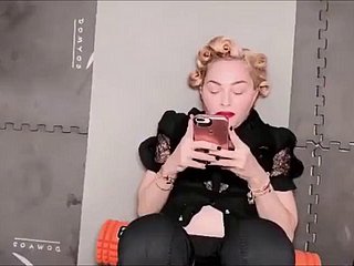 Dewi Madonna – Sihir Kaki Dan Kaki yang Cantik