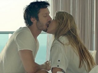 Better half Suárez berbogel dalam adegan seks