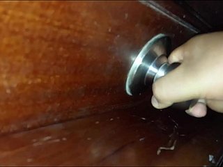 偷窥我那肥屁股继母睡觉