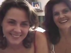 Mãe britânica e filha no watersport pública