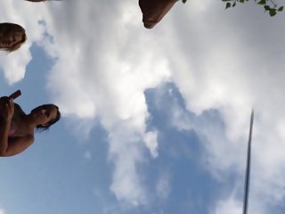 二人の女性は、仕上げを助けました