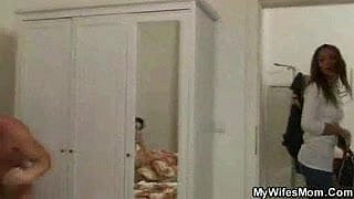 彼女は彼女の夫が彼女の成熟したママと浮気を見ました