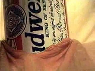 Getting Intercalate cực Sử dụng một Budweiser Bia Seat