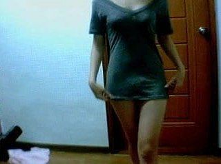 韩国摄像头的女孩甩开她的衣服，并显示猫