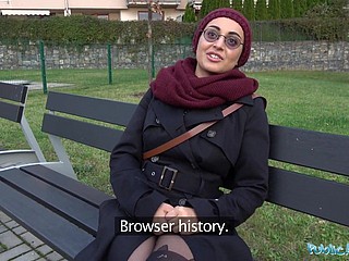 يدفع الجمال وكيل الجمهور الأفغاني أن اللعنة الديك