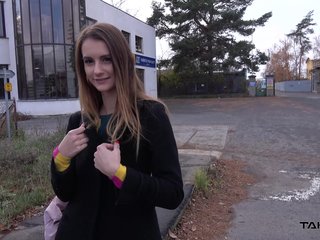 Adelle é captado por um estranho e fodeu not much banco de trás de um carro