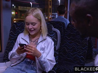 BLACKEDRAW在她回家的路上，她采取了迂回一段BBC