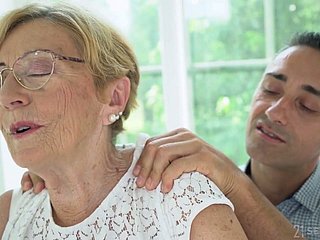 La femme au foyer Grown-up Malya est fourré doggy après avoir donné une fellation appropriée