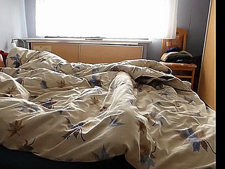넓은 확산 다리와 엄마의 자위
